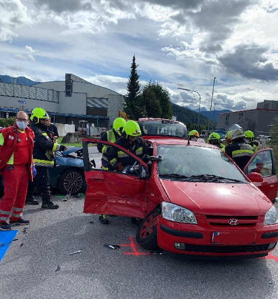 Verkehrsunfall mit eingeklemmter Person (Bild 2)